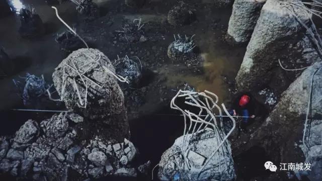 為了第二天清早不影響泥工砌筑磚胎模，夜間進行電梯井放線作業(yè)