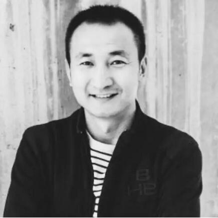 劉軍 中央美術(shù)學院藝術(shù)管理碩士、澳大利亞國立大學創(chuàng)新工商管理碩士、北京國際設計周藝術(shù)社區(qū)聯(lián)盟發(fā)起人和執(zhí)行委員會主任、藝術(shù)介入聯(lián)合創(chuàng)始人、全國九大重點美院千里之行“踐行”藝術(shù)計劃發(fā)起人、藝術(shù)北京博覽會“ART PARK”公共藝術(shù)板塊聯(lián)合發(fā)起人運營總監(jiān)。專注公共藝術(shù)項目的開發(fā)管理。