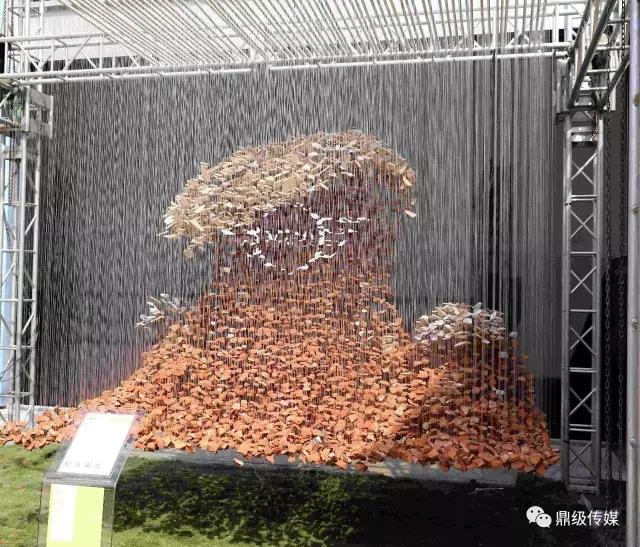 由棚戶區(qū)拆下的磚渣、瓷磚碎片用魚線串成名為《紅海》的藝術(shù)裝置