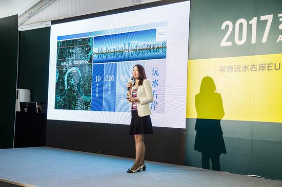 常德市江南城市發(fā)展有限公司董事副總經(jīng)理谷穗則為現(xiàn)場觀眾介紹了這個(gè)投資超過200億元、面積300萬平方、持續(xù)建設(shè)8到10年的沅水右岸如何建構(gòu)城市·人·生活三者之間的關(guān)系