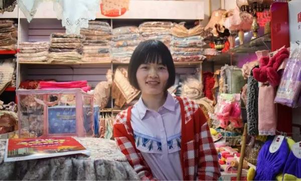 “就算現(xiàn)在橋南市場(chǎng)的經(jīng)濟(jì)一直在后退，可我覺(jué)得它是永遠(yuǎn)不會(huì)倒閉的?！保v